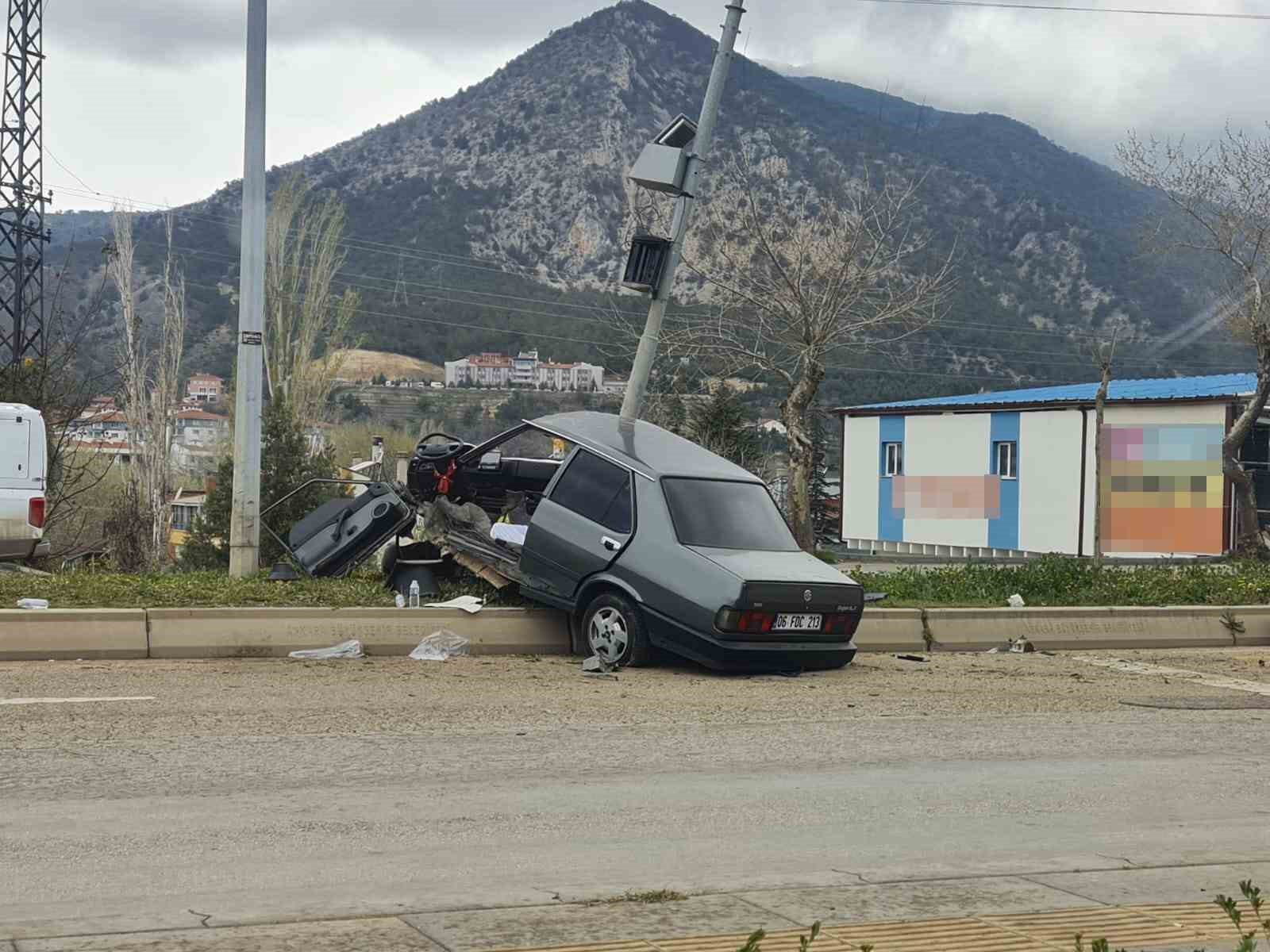 nallihanda-feci-kaza-fiat-tofas-arac-ikiye-bolundu