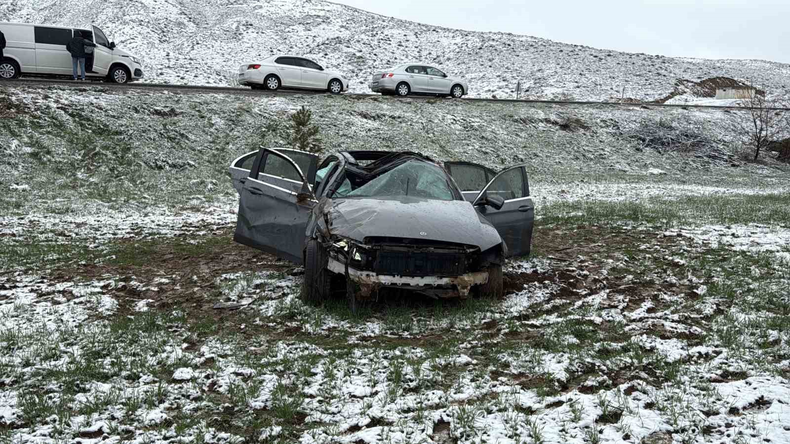nisana-giderken-kaza-yaptilar-2si-agir-3-yarali