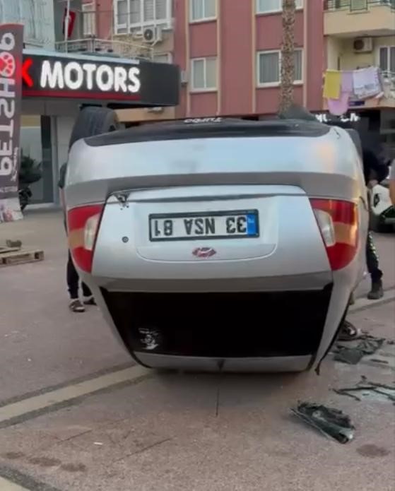 o-anlar-kamerada-kayan-otomobil-kaldirima-carpip-ters-dondu