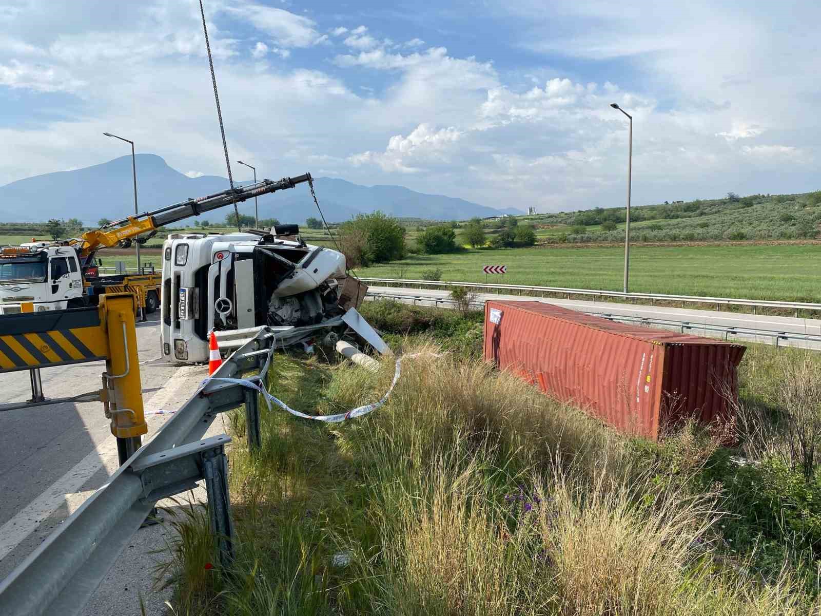 osmaniyede-tir-sarampole-devrildi-1-olu