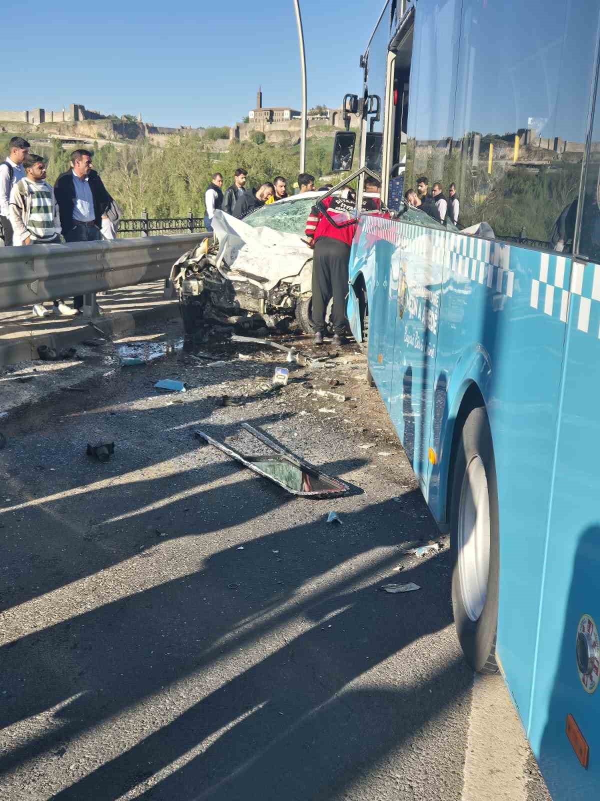 otomobil-ile-belediye-otobusu-carpisti-1-olu-4-yarali