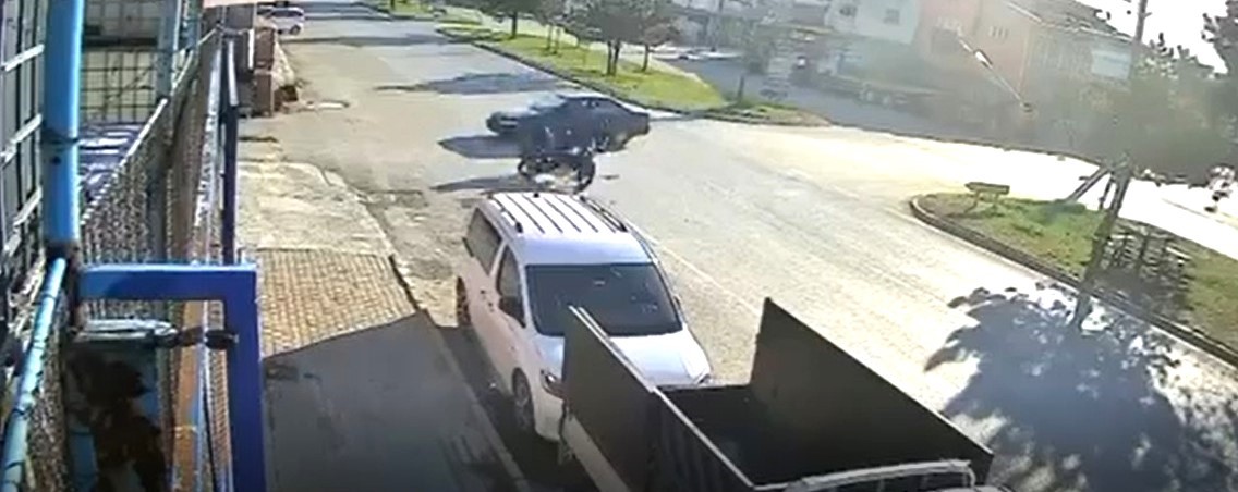 otomobil-ile-motosikletin-carpismasi-sonucu-1-kisinin-yaralandigi-trafik-kazasi-kamerada