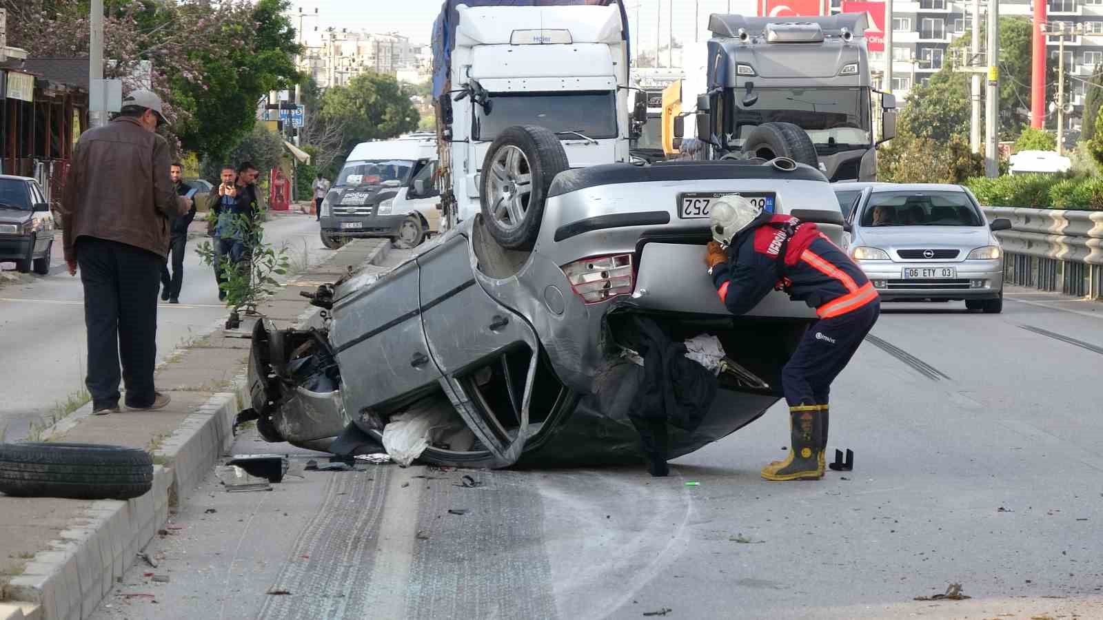 otomobil-ters-dondu-iki-yarali-el-ele-tutusup-bekledi