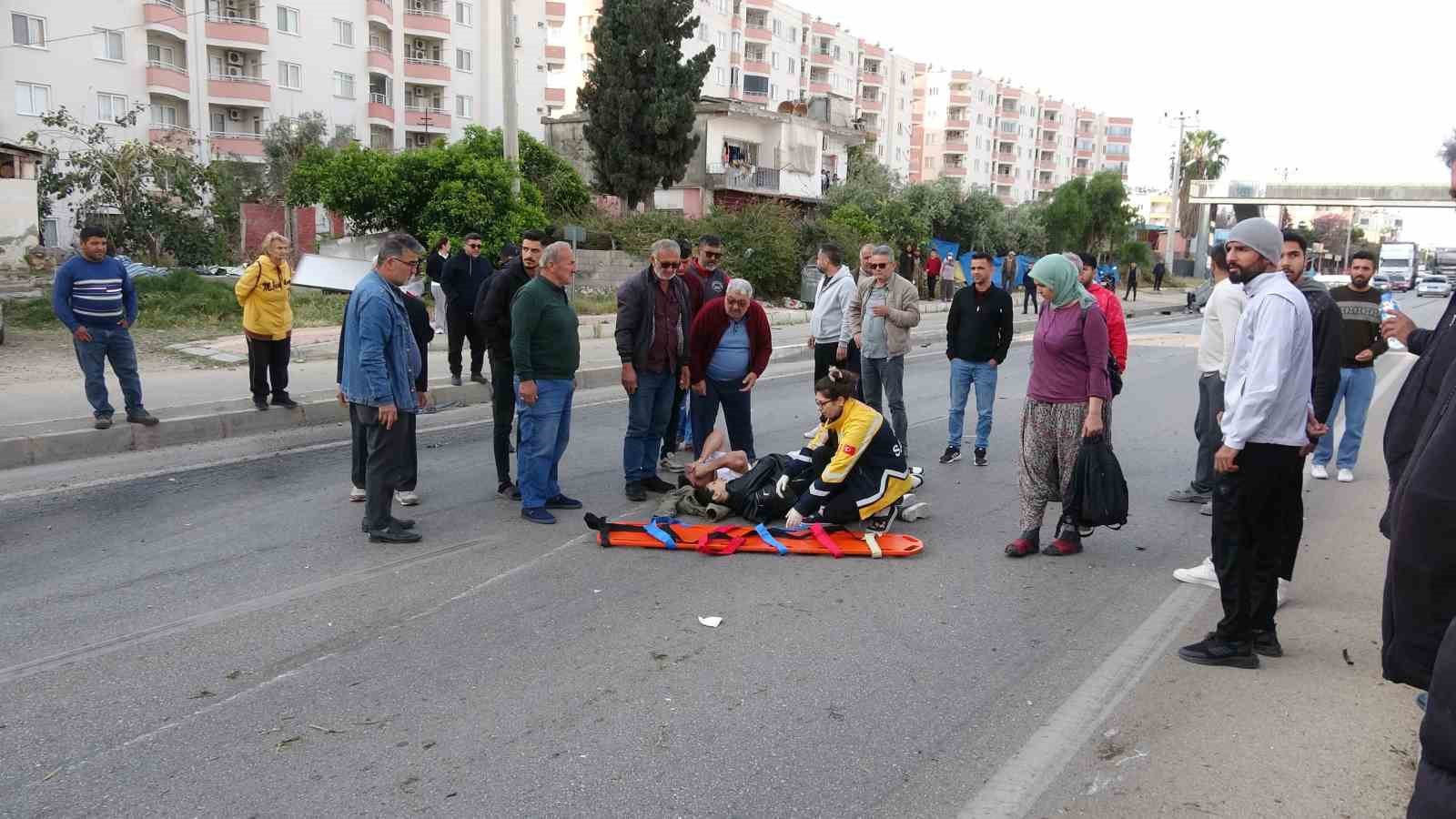 otomobil-ters-dondu-iki-yarali-el-ele-tutusup-bekledi