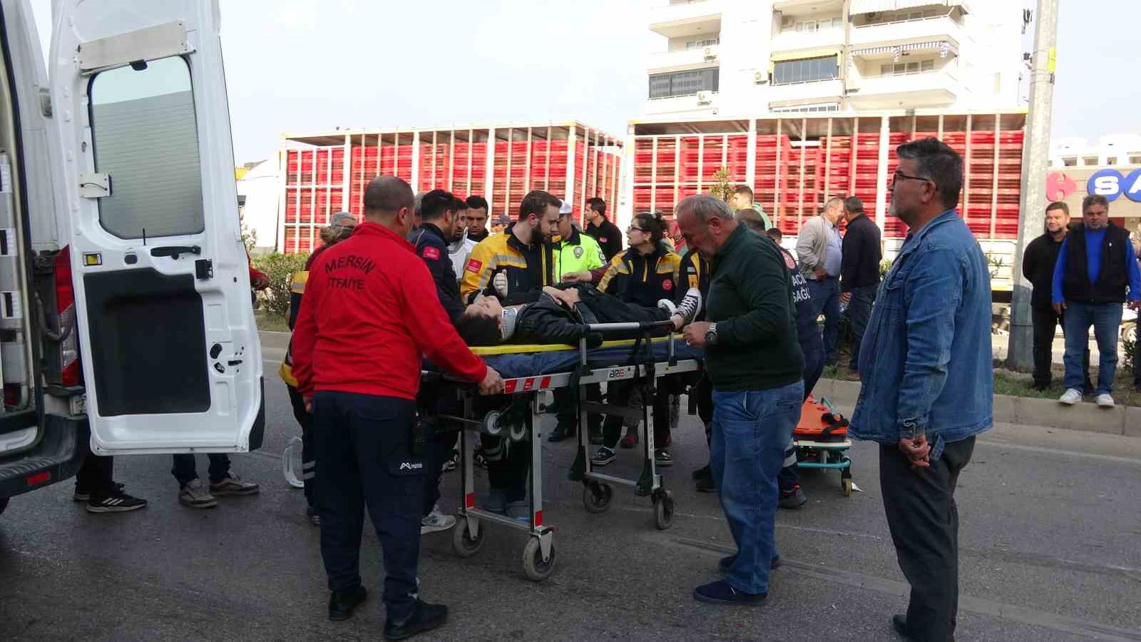 otomobil-ters-dondu-iki-yarali-el-ele-tutusup-bekledi