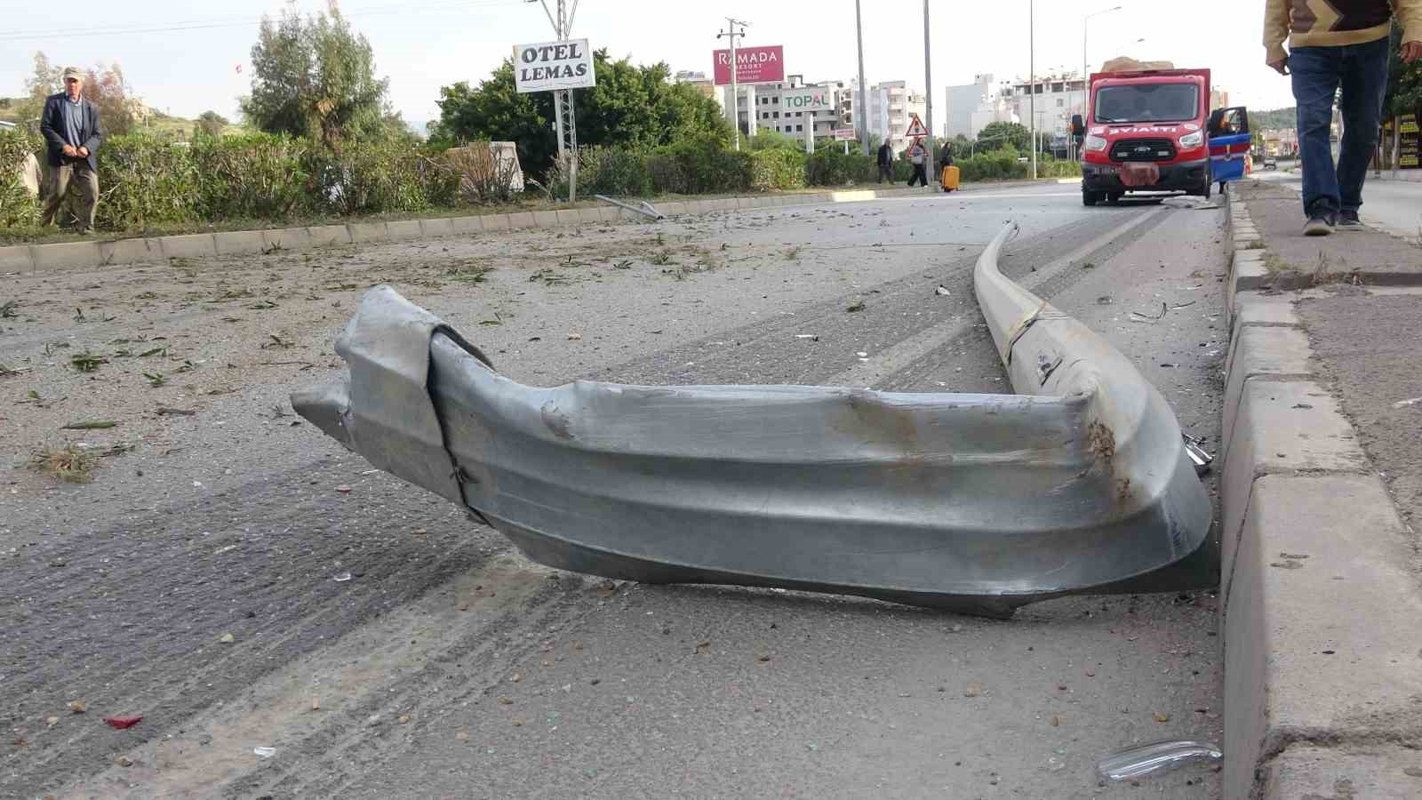 otomobil-ters-dondu-iki-yarali-el-ele-tutusup-bekledi