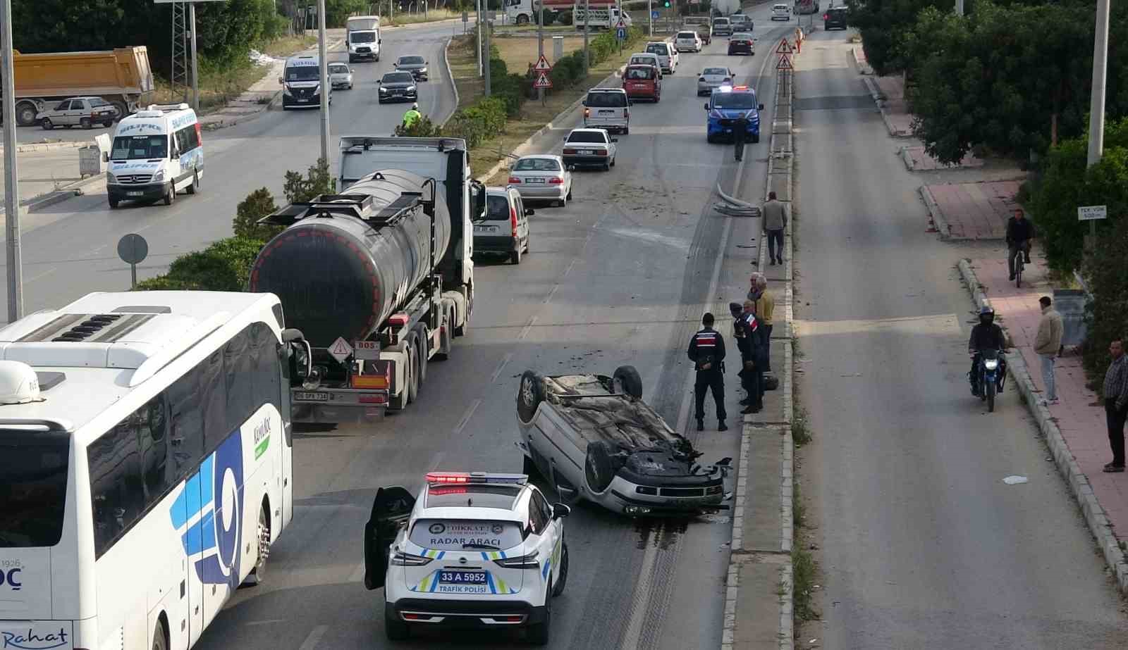 otomobil-ters-dondu-iki-yarali-el-ele-tutusup-bekledi