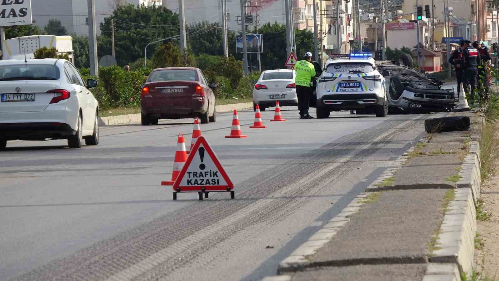 otomobil-ters-dondu-iki-yarali-el-ele-tutusup-bekledi
