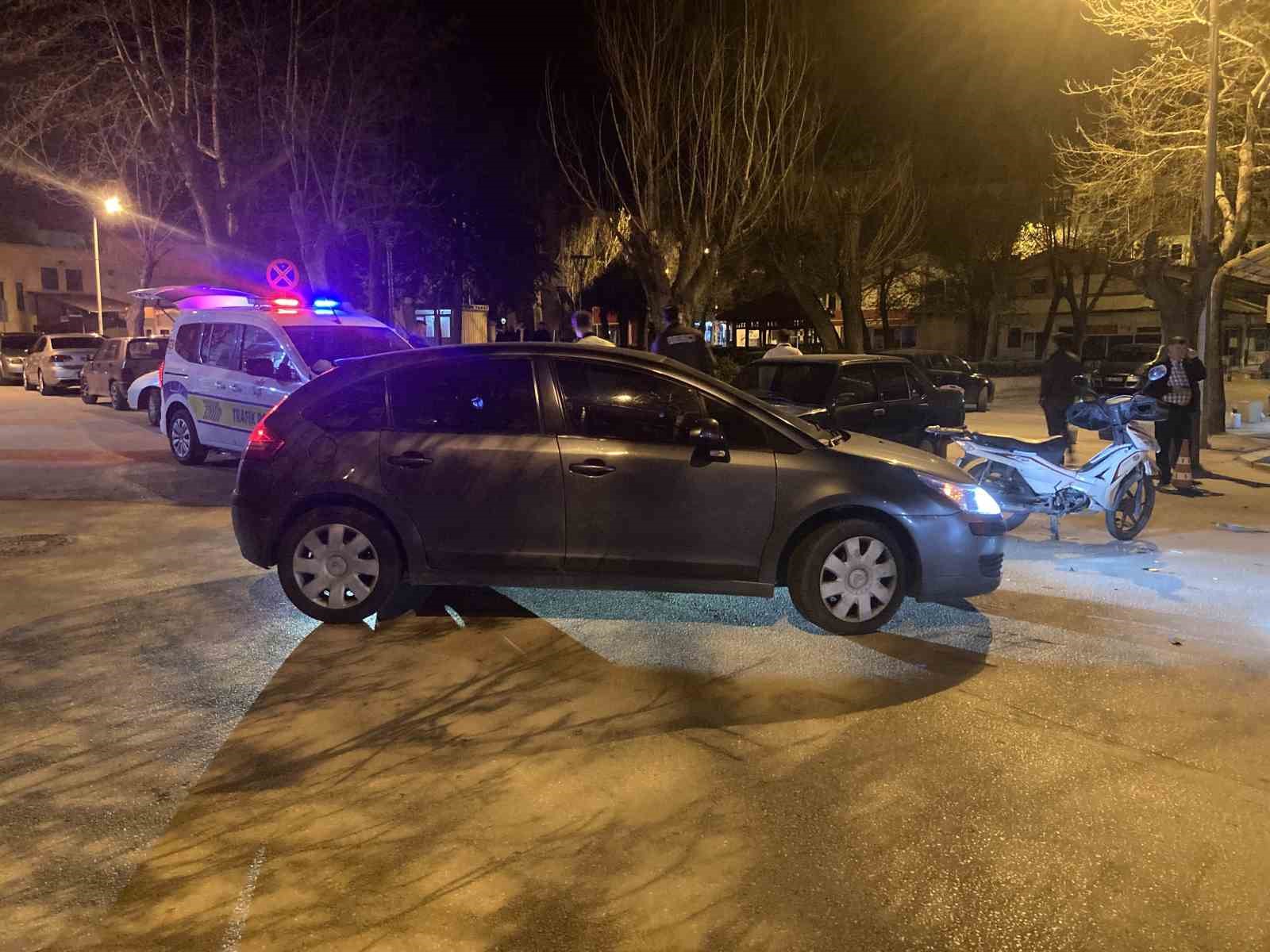otomobile-carparak-savrulan-motosikletin-surucusu-yaralandi