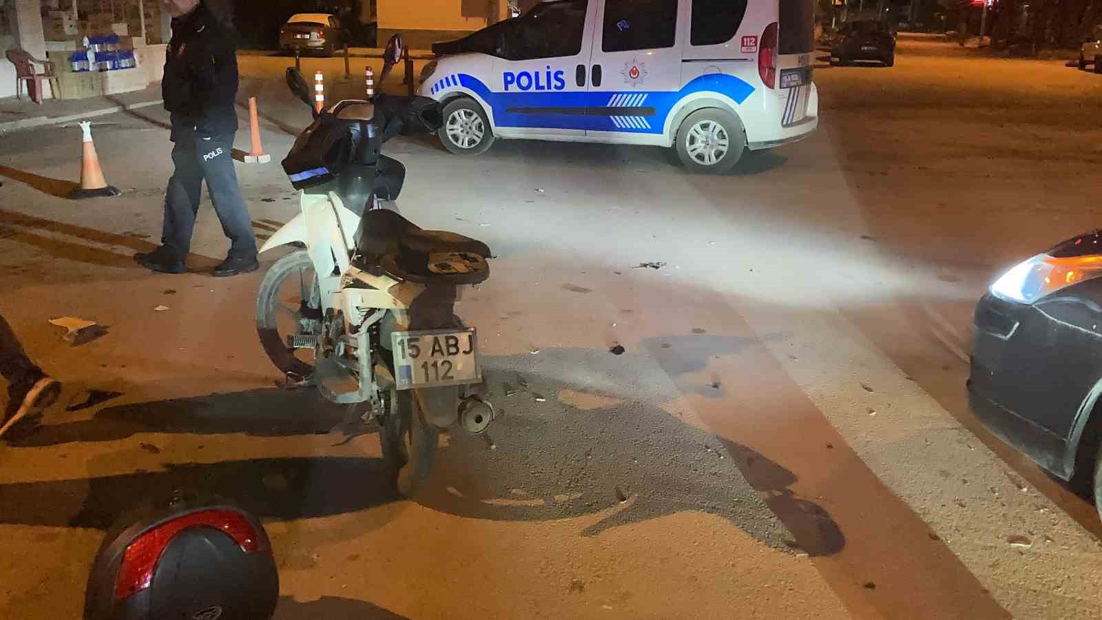 otomobile-carparak-savrulan-motosikletin-surucusu-yaralandi