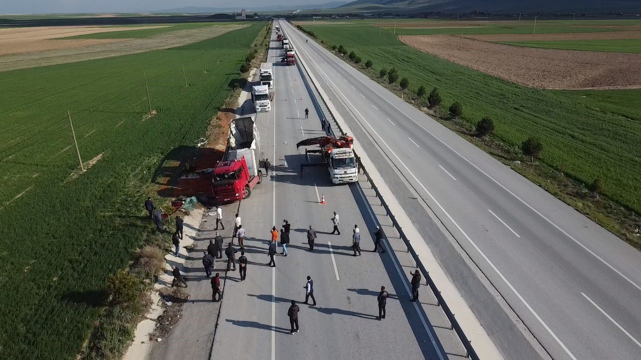 ozel-mandalina-yuklu-tir-devrildi-2-kisi-yaralandi