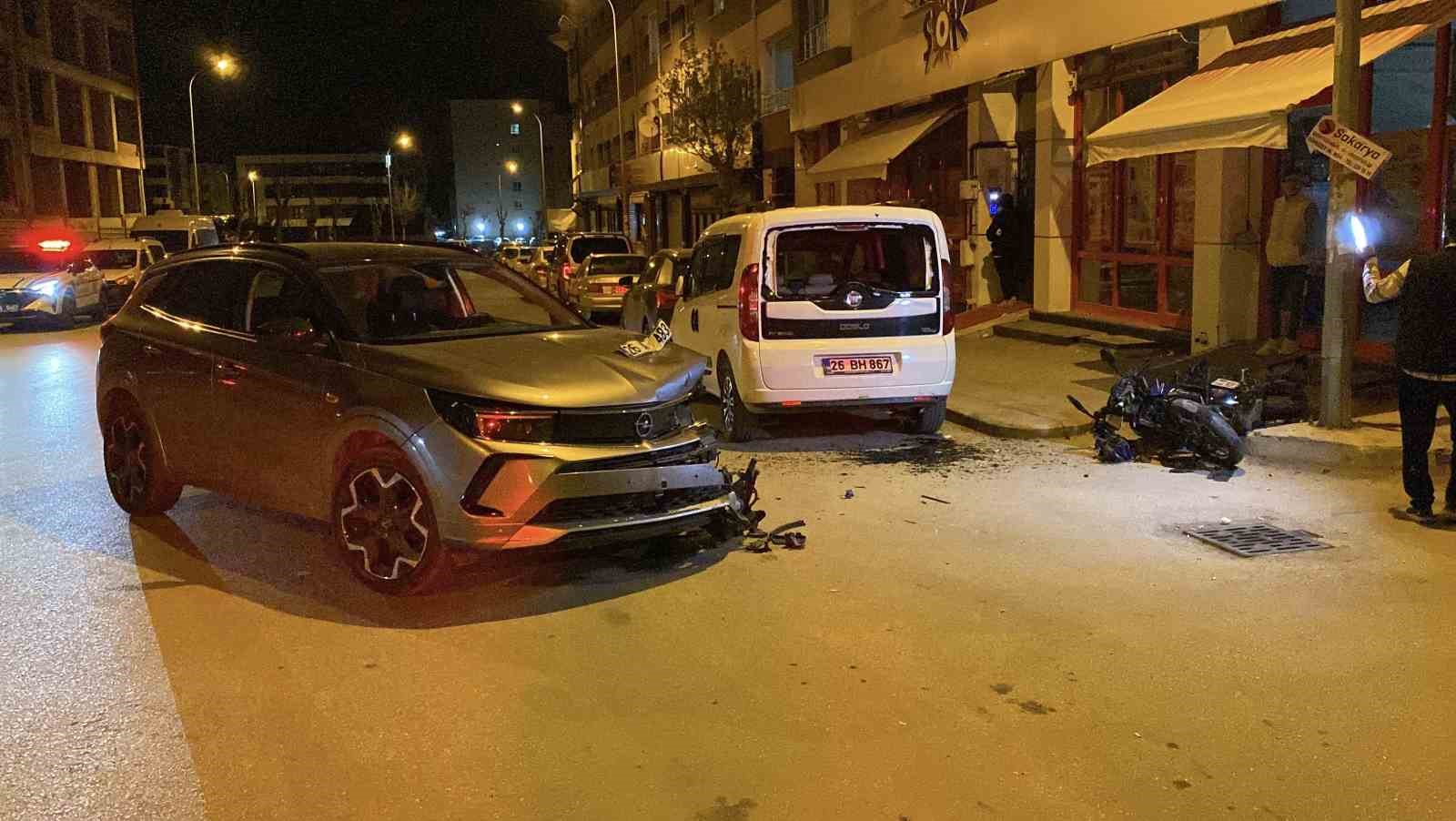 pes-pese-2-araca-carpan-motosikletin-surucusu-agir-yaralandi