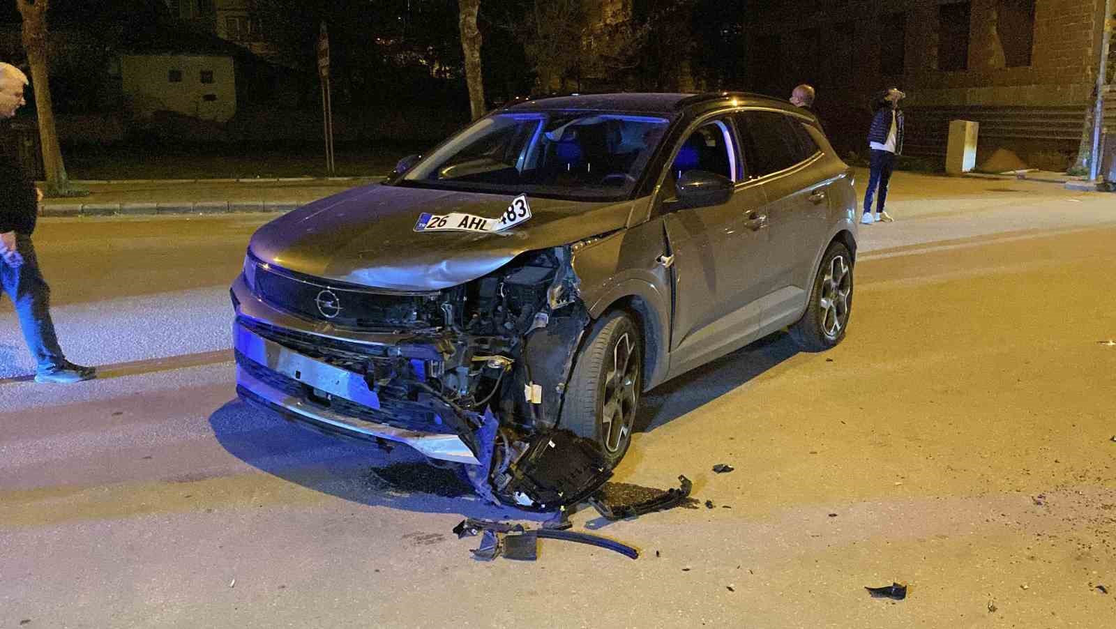 pes-pese-2-araca-carpan-motosikletin-surucusu-agir-yaralandi