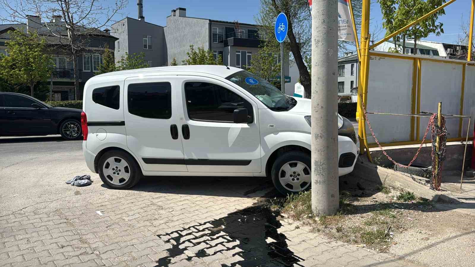 polisten-kacan-arac-aydinlatma-diregine-carpti