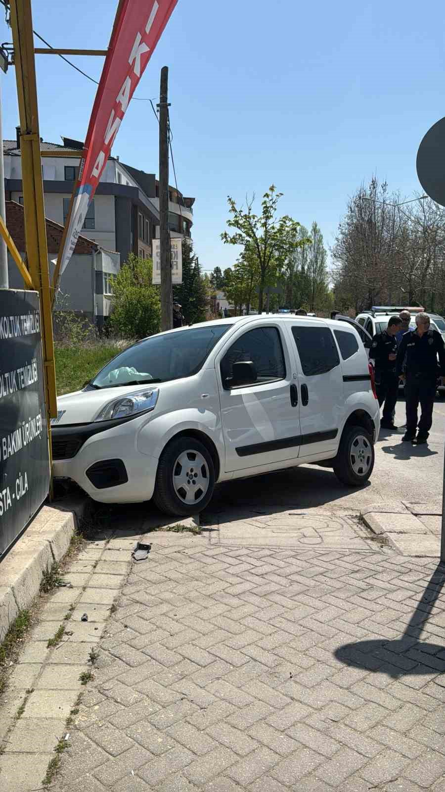 polisten-kacan-arac-aydinlatma-diregine-carpti