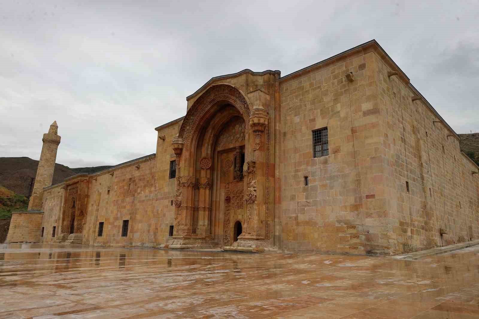 selcuklu-mirasi-motifler-ahsap-ve-bakirda-yeniden-hayat-buluyor
