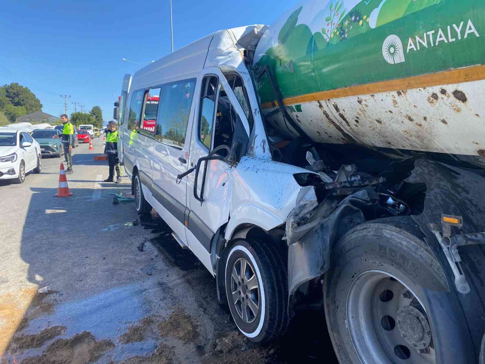 serikte-sulama-kamyonu-ile-tur-minibusu-carpisti-6-yarali