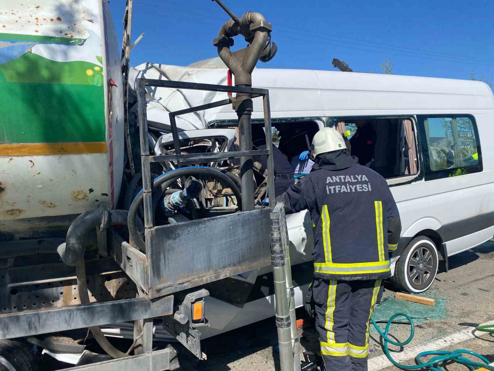 serikte-sulama-kamyonu-ile-tur-minibusu-carpisti-6-yarali