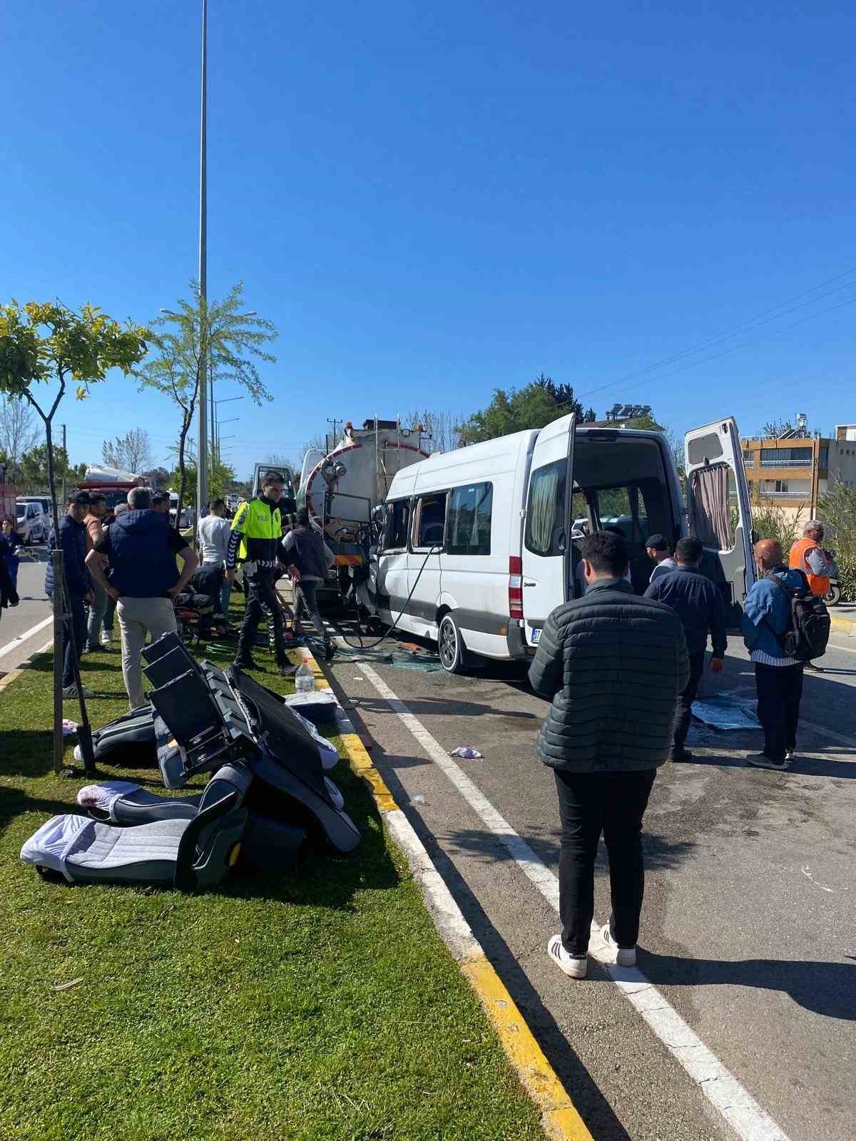 serikte-sulama-kamyonu-ile-tur-minibusu-carpisti-6-yarali