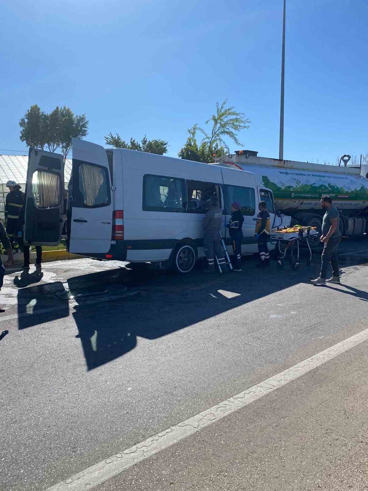 serikte-sulama-kamyonu-ile-tur-minibusu-carpisti-6-yarali