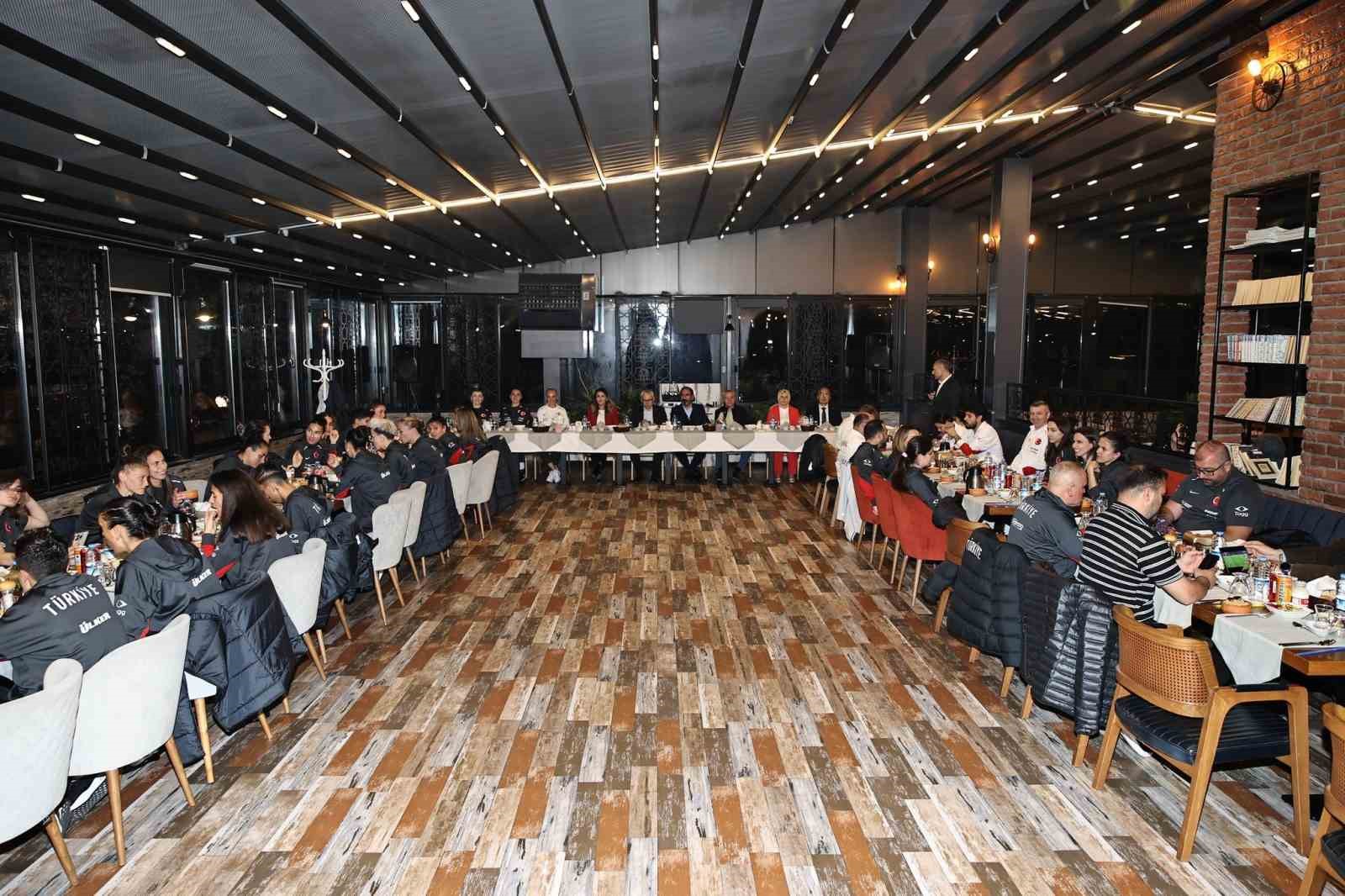 sivasta-a-milli-kadin-futbol-takimina-moral-yemegi