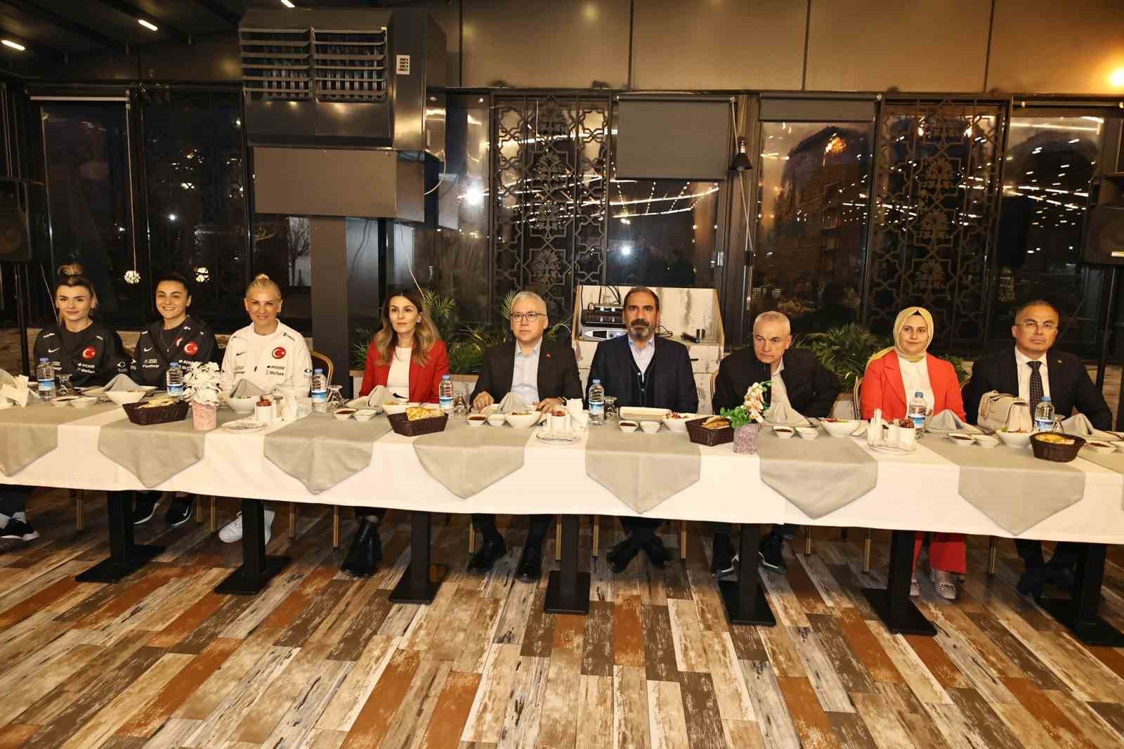 sivasta-a-milli-kadin-futbol-takimina-moral-yemegi