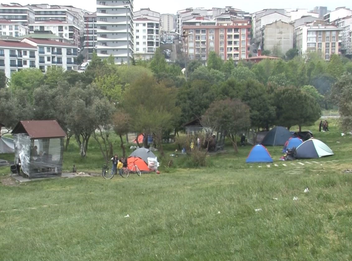 soguktan-korunmak-icin-banklarin-ve-agaclarin-etrafini-strec-ile-kapladilar