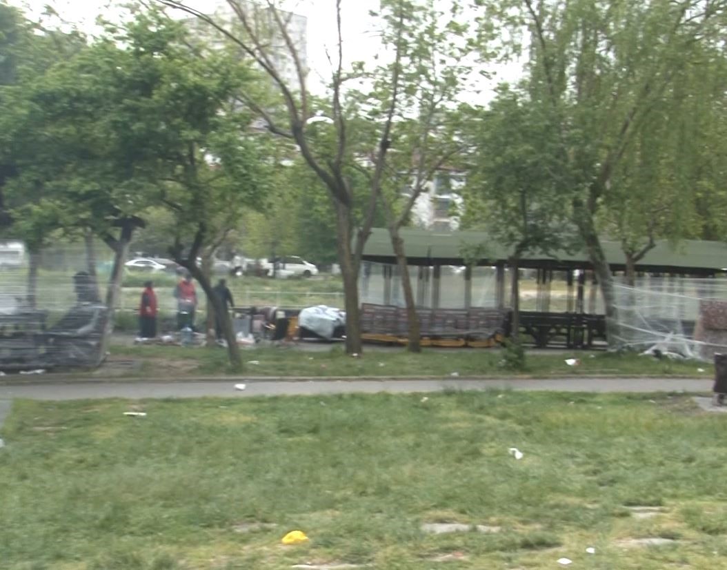 soguktan-korunmak-icin-banklarin-ve-agaclarin-etrafini-strec-ile-kapladilar