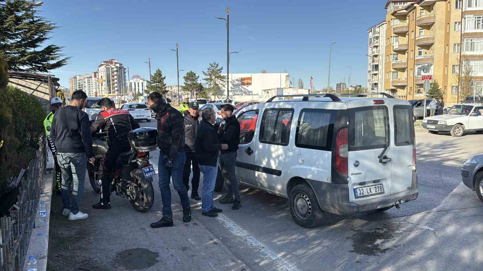 supheli-araci-takip-ederken-kazaya-karisan-2-polis-memuru-yaraladi