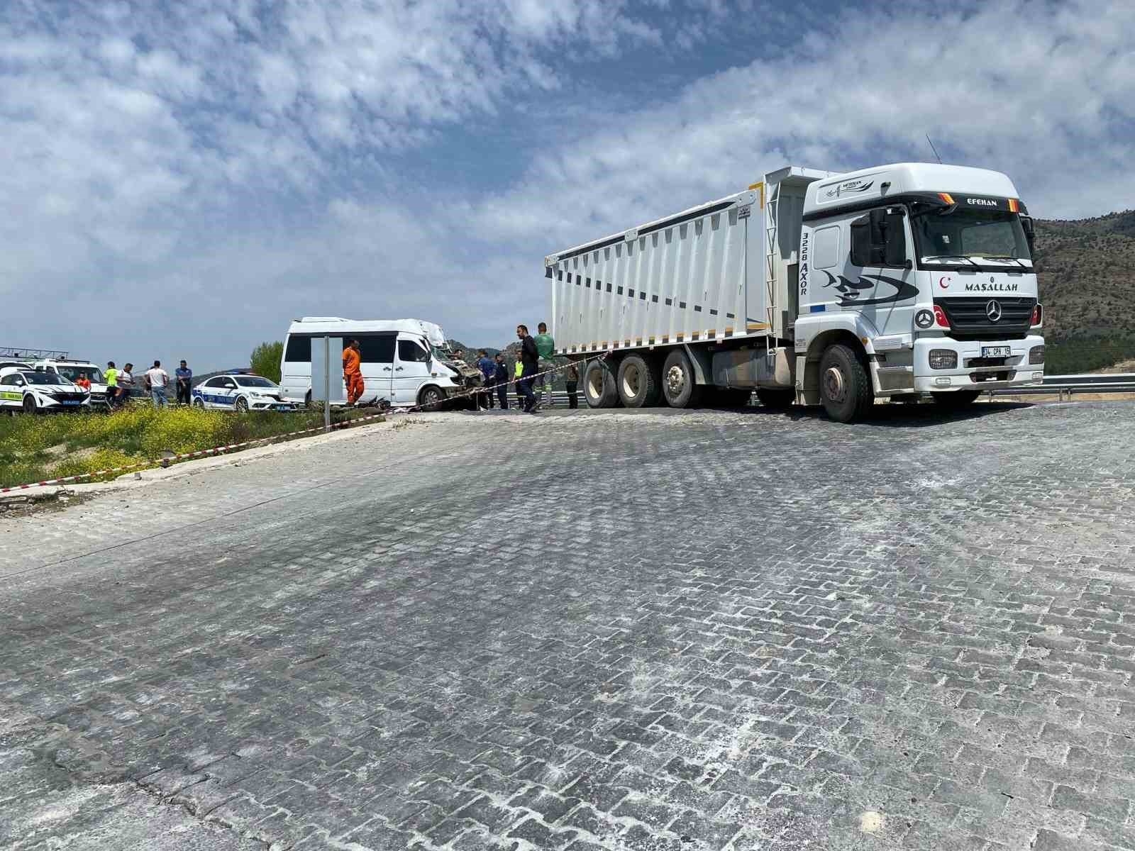 tira-arkadan-carpan-minibus-soforu-hayatini-kaybetti