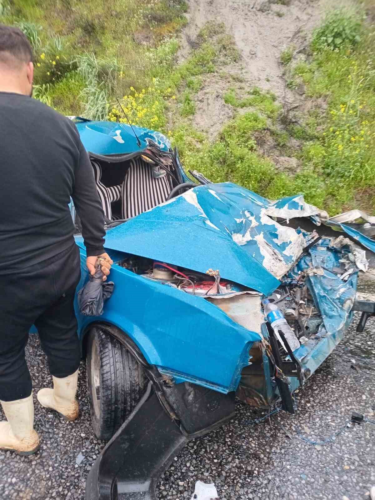 tira-carpan-fiat-tofas-otomobil-kagit-gibi-ezildi
