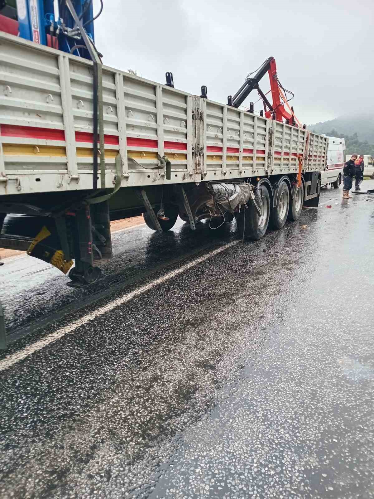 tira-carpan-fiat-tofas-otomobil-kagit-gibi-ezildi