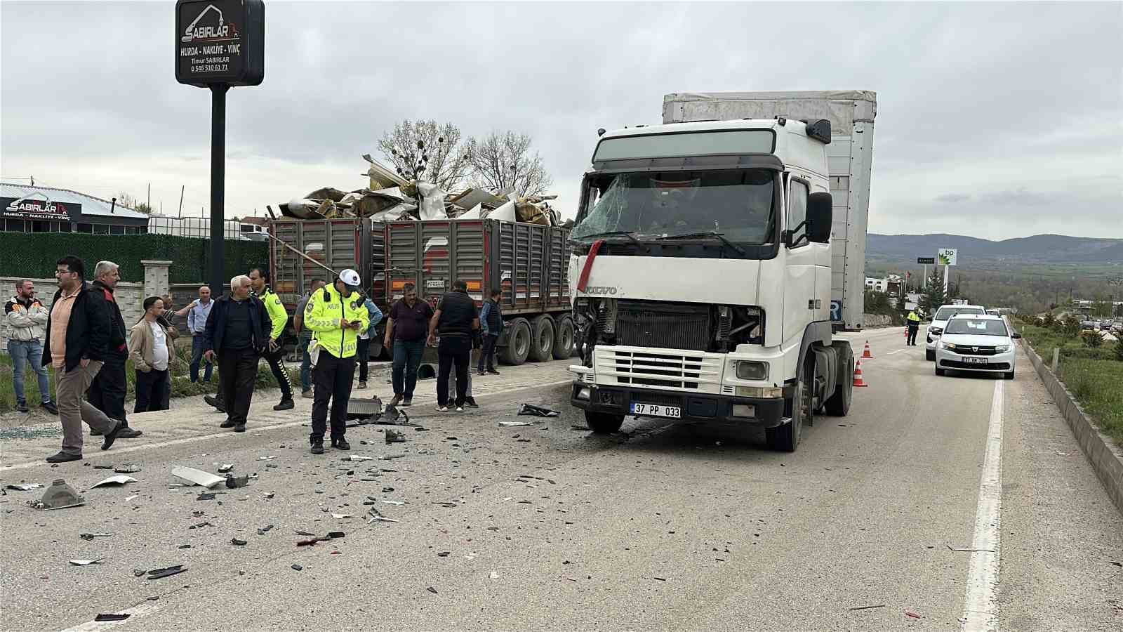 tirla-carpisan-minibus-takla-atti-10-yarali