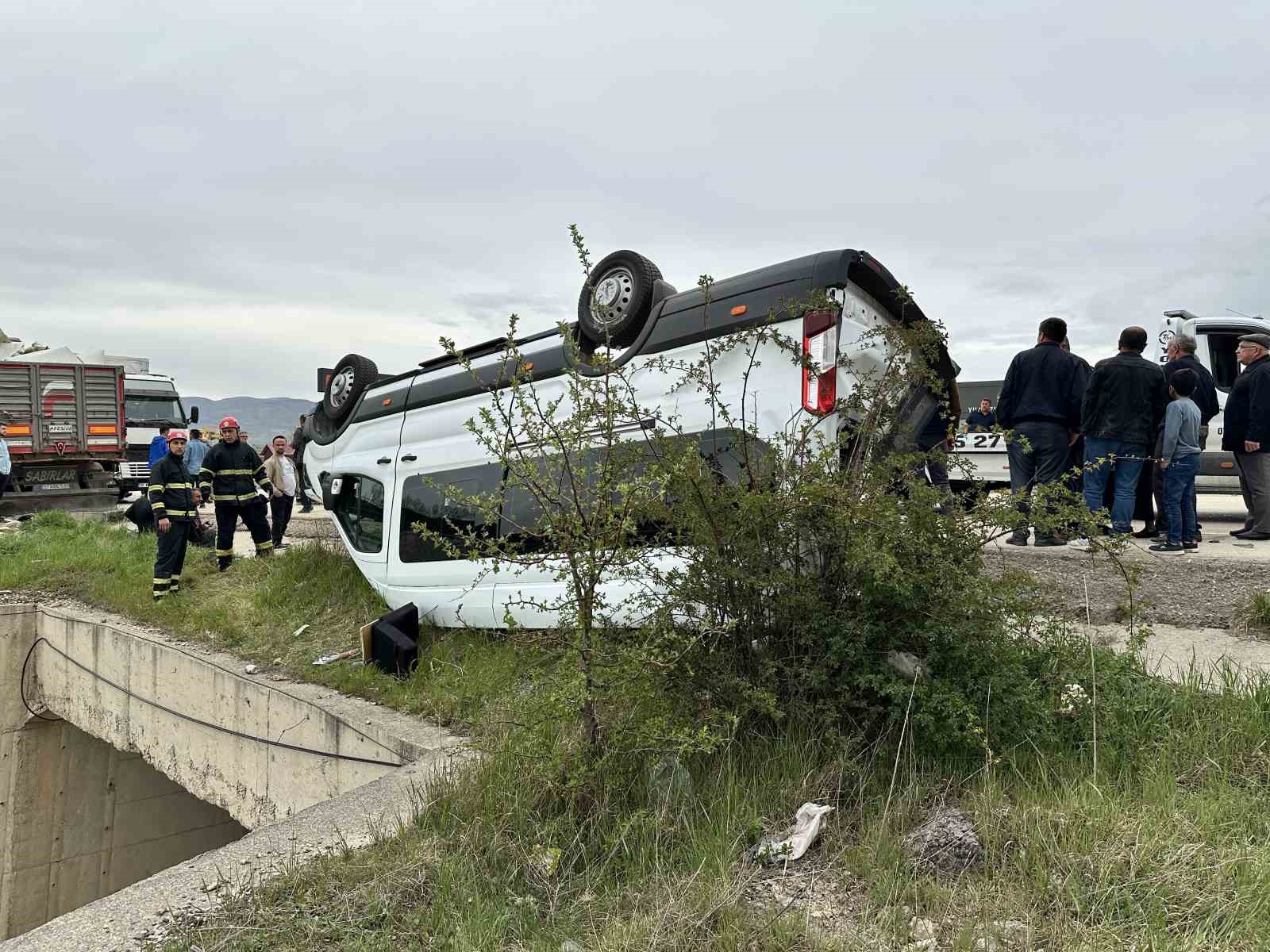 tirla-carpisan-minibus-takla-atti-10-yarali