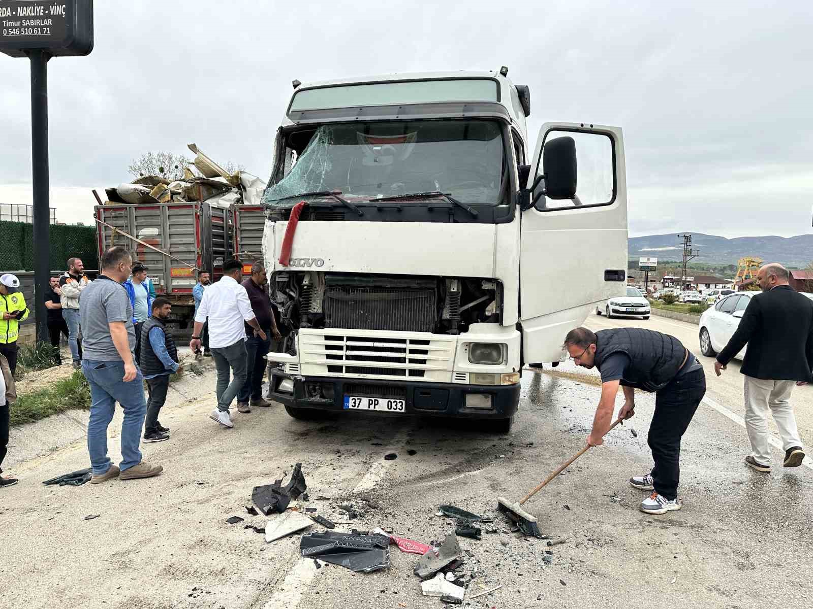tirla-carpisan-minibus-takla-atti-10-yarali