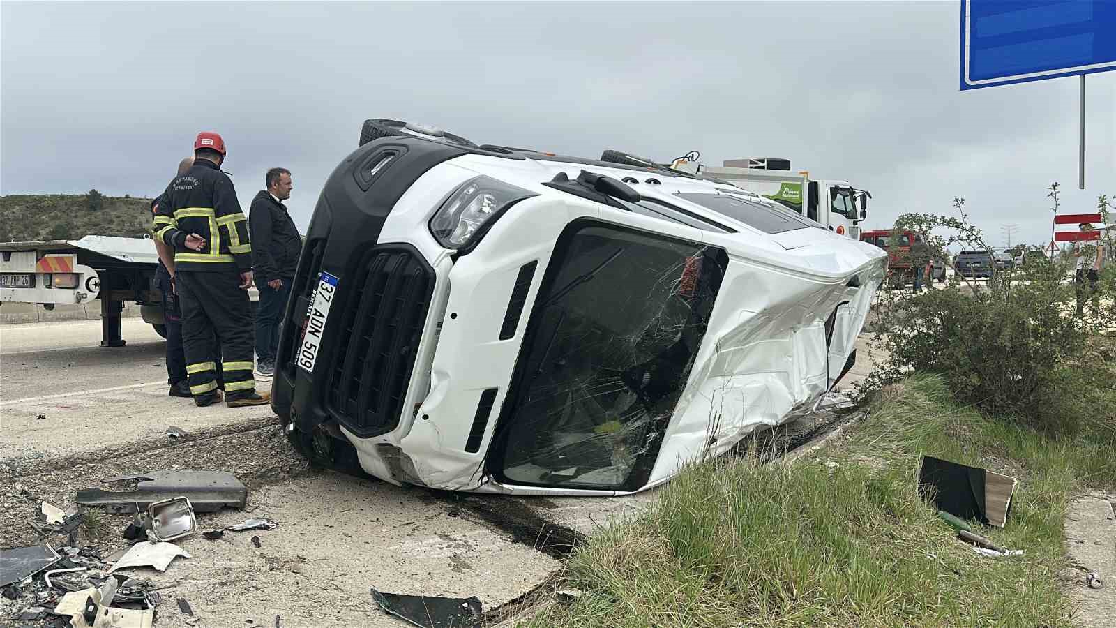tirla-carpisan-minibus-takla-atti-10-yarali