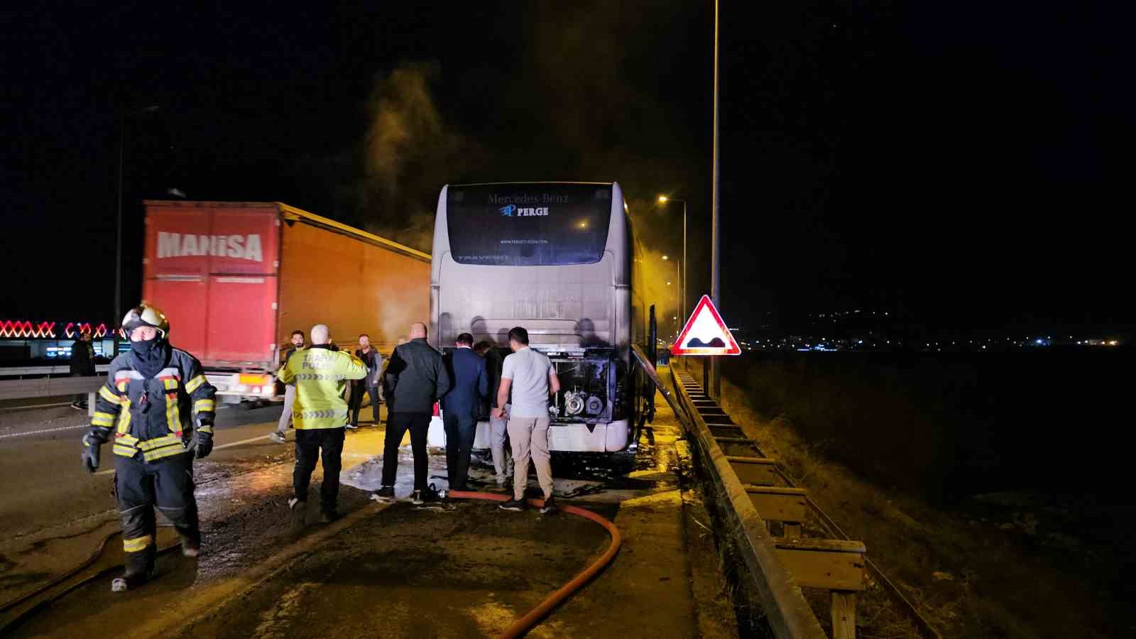 turistleri-tasiyan-otobus-yandi-faciadan-donuldu