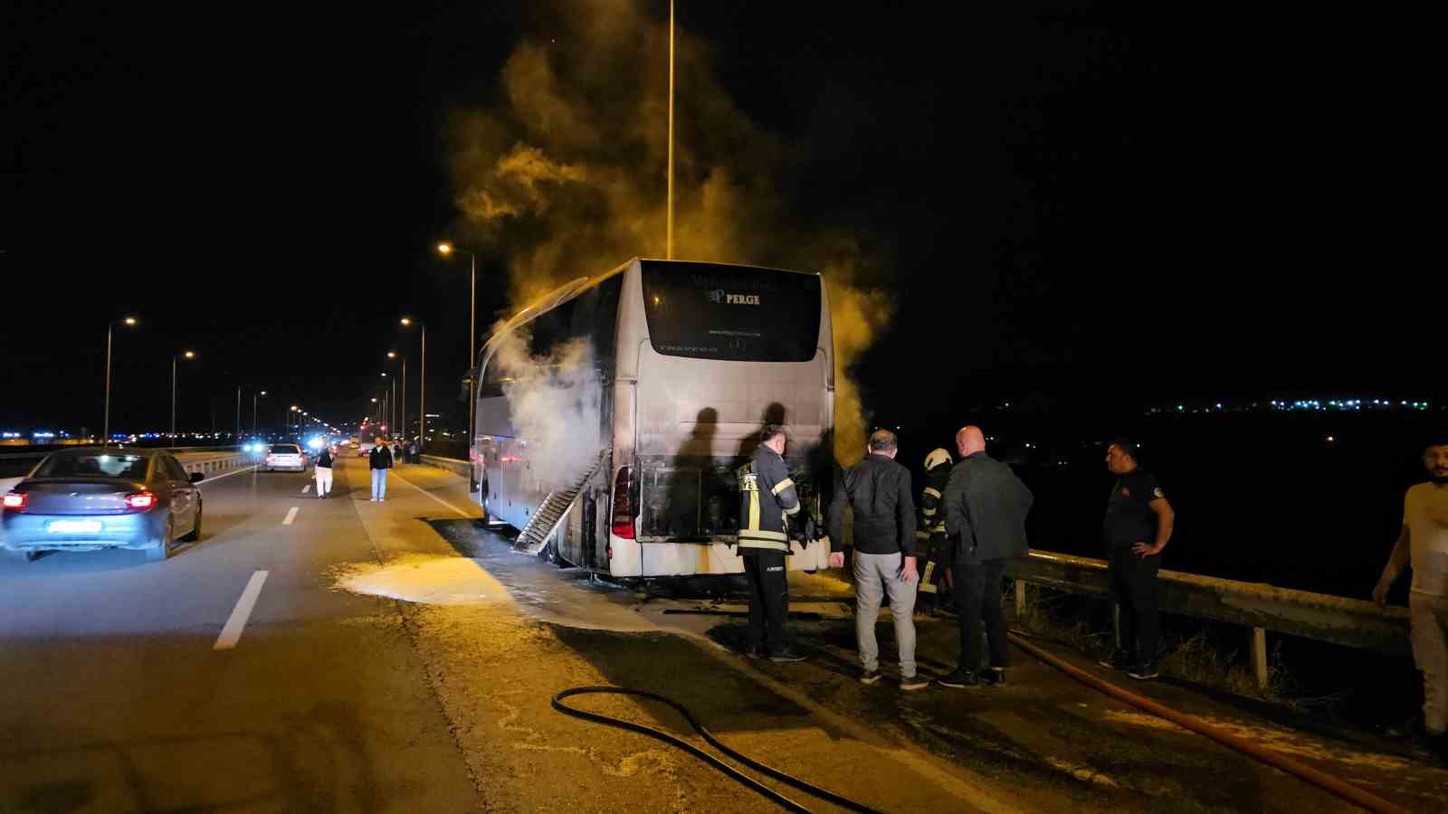 turistleri-tasiyan-otobus-yandi-faciadan-donuldu