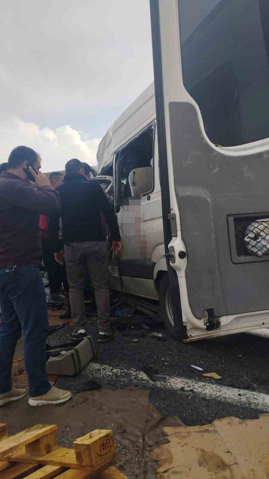 vanda-yolcu-minibusuyle-kamyonet-carpisti-olu-ve-yaralilar-var