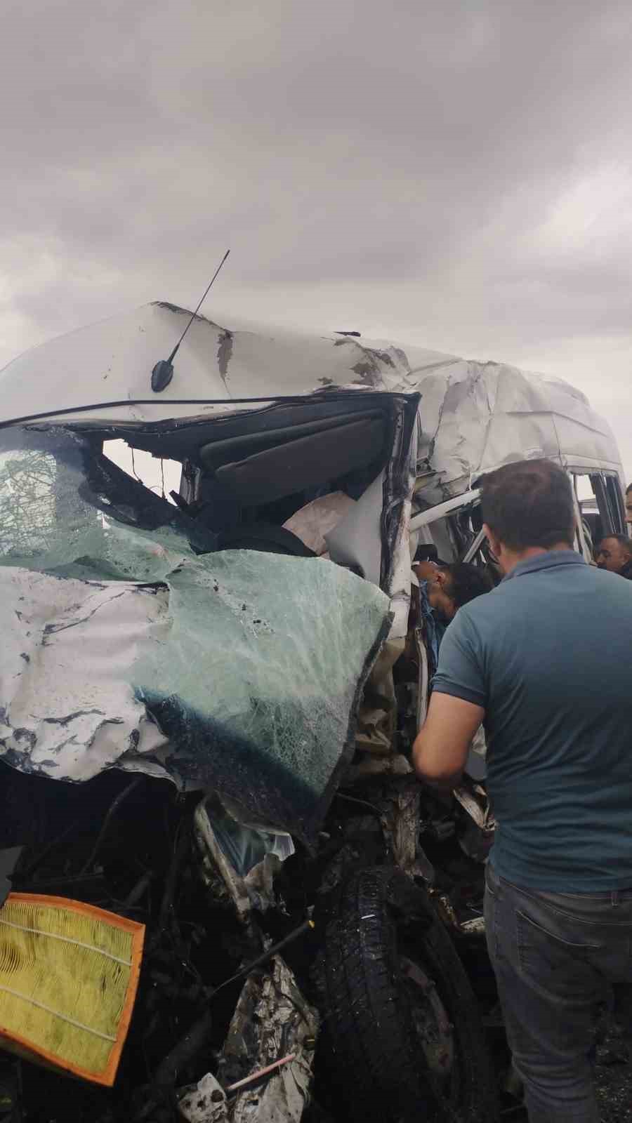vanda-yolcu-minibusuyle-kamyonet-carpisti-olu-ve-yaralilar-var