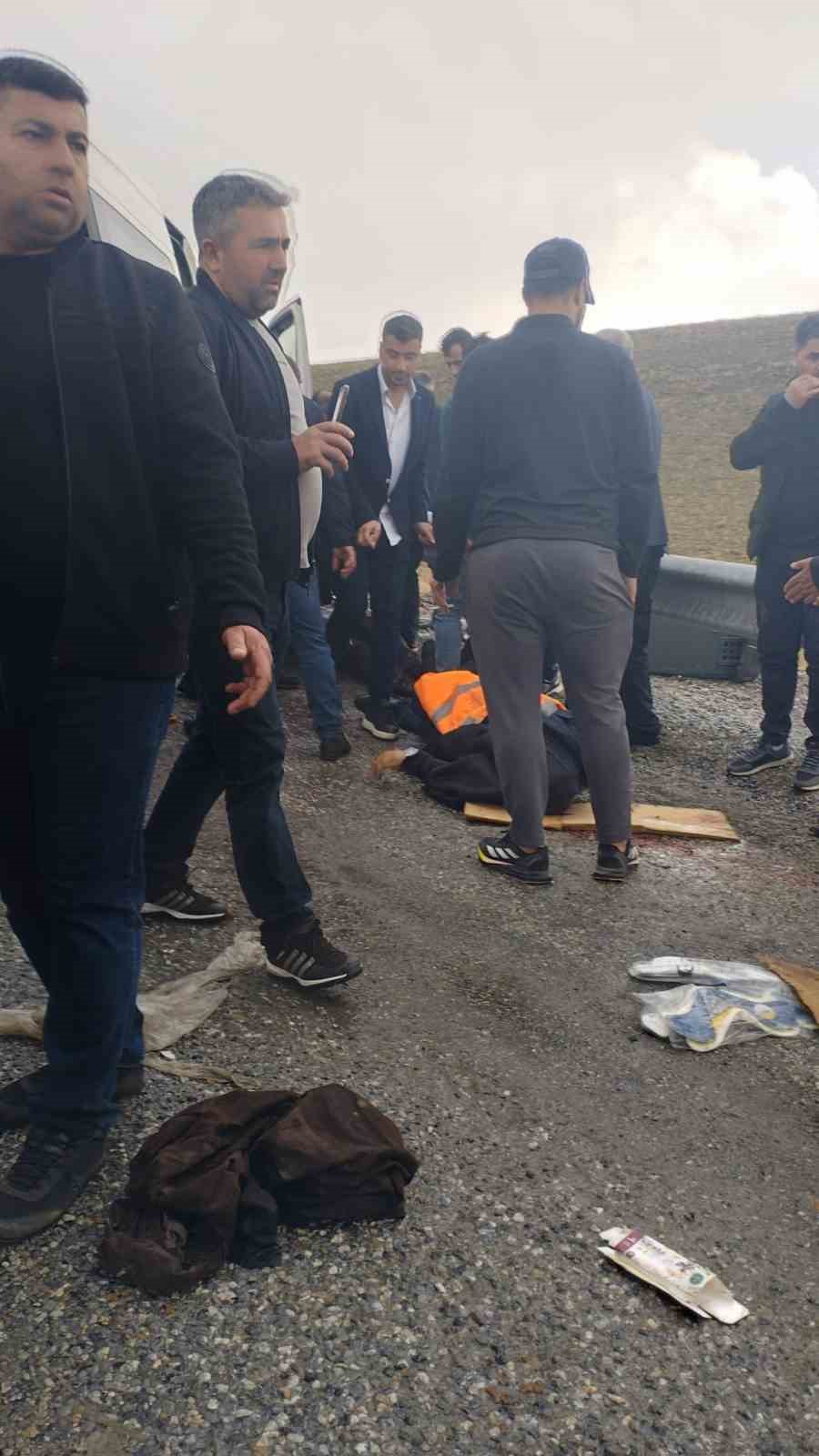 vanda-yolcu-minibusuyle-kamyonet-carpisti-olu-ve-yaralilar-var