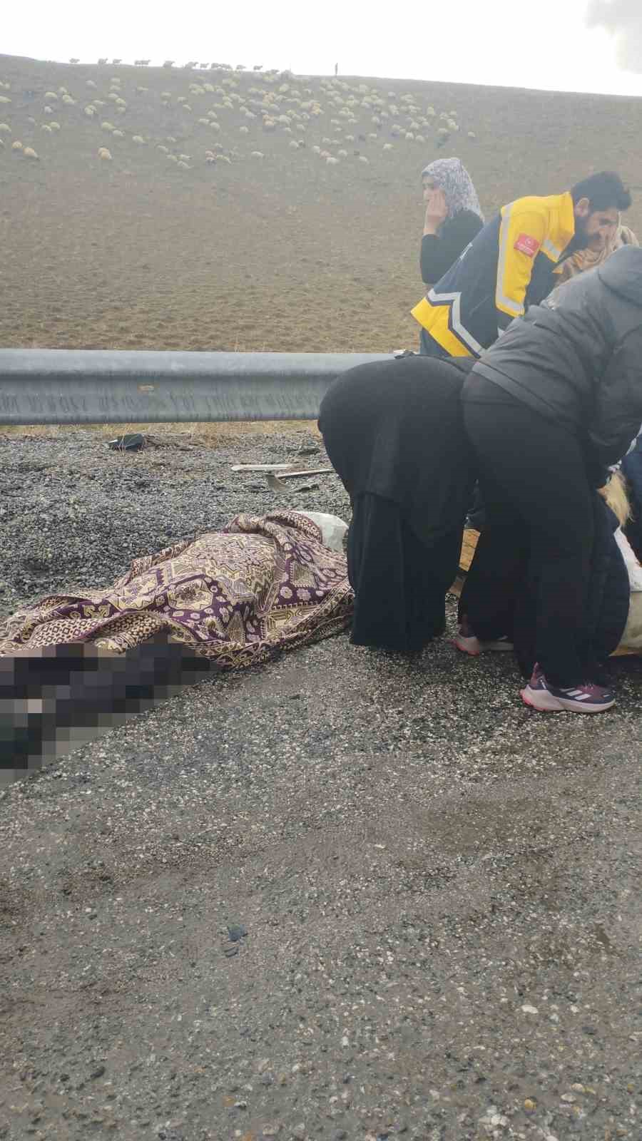 vanda-yolcu-minibusuyle-kamyonet-carpisti-olu-ve-yaralilar-var