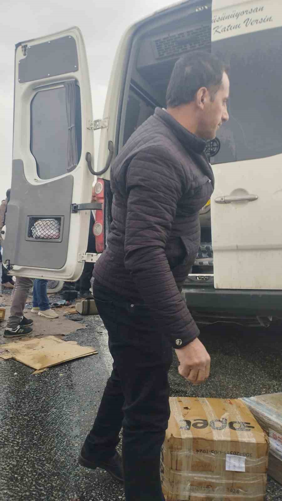 vanda-yolcu-minibusuyle-kamyonet-carpisti-olu-ve-yaralilar-var