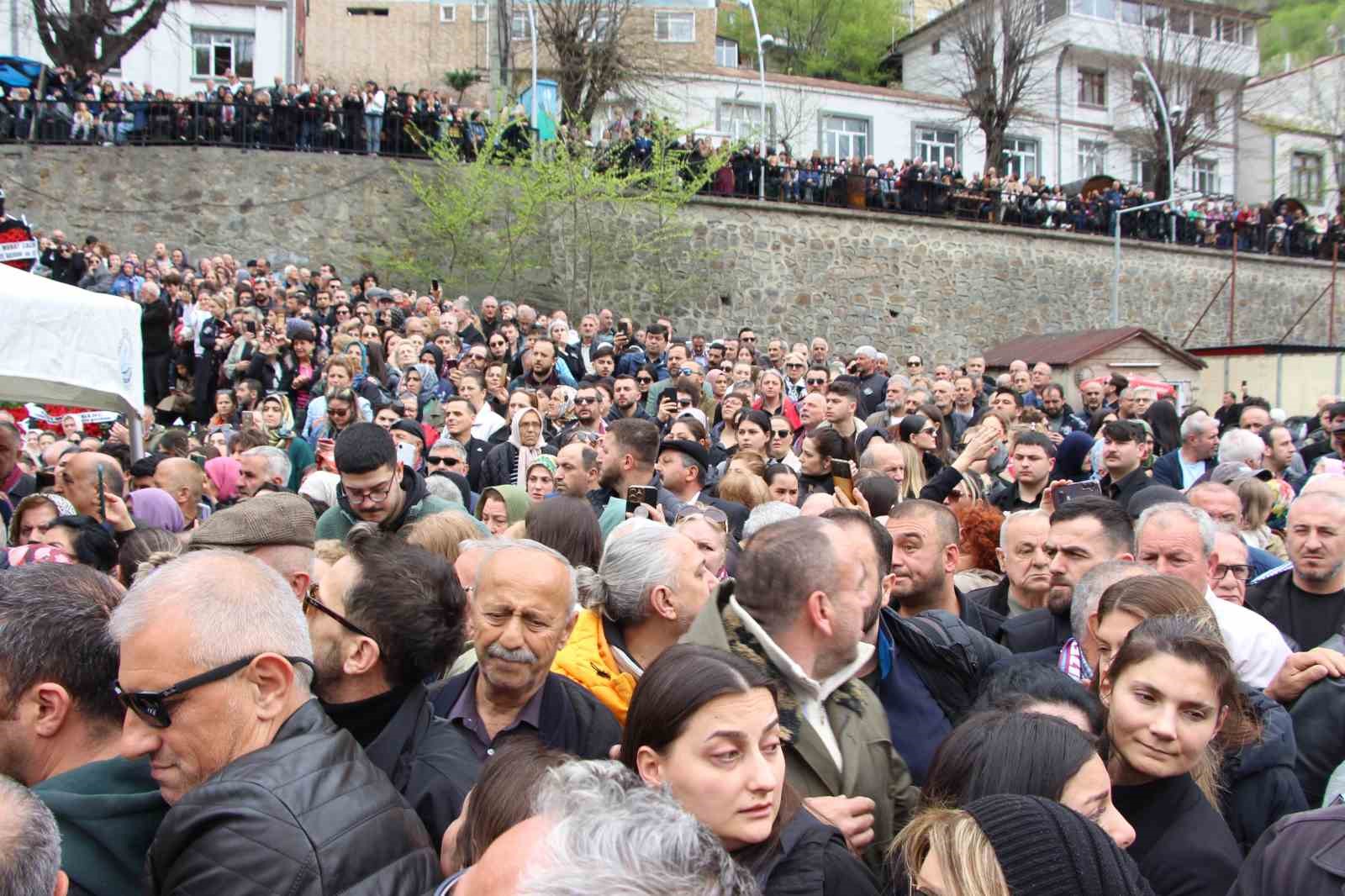 volkan-konakin-cenazesi-namazin-kilinacagi-alana-alkislarla-getirildi
