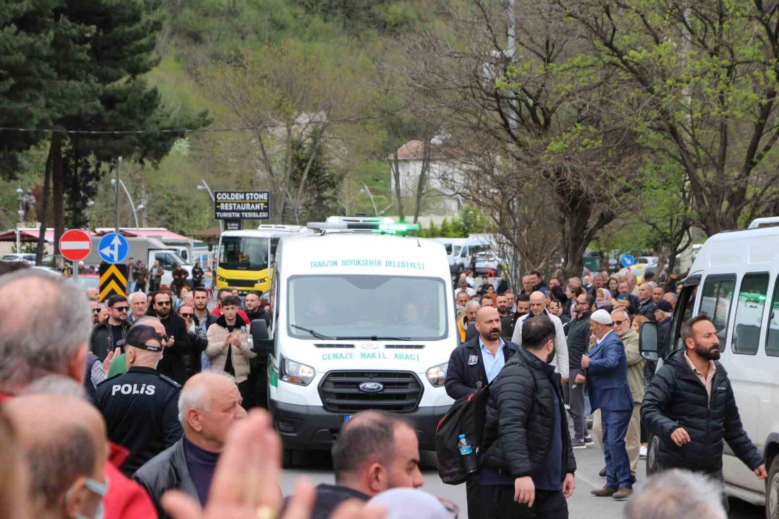 volkan-konakin-cenazesi-namazin-kilinacagi-alana-alkislarla-getirildi