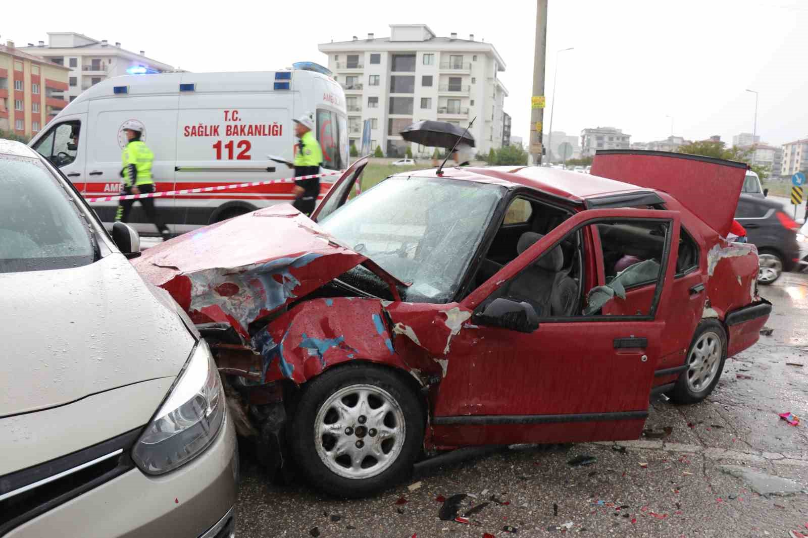 yagisli-hava-ve-surat-kazayi-beraberinde-getirdi-1i-agir-8-yarali