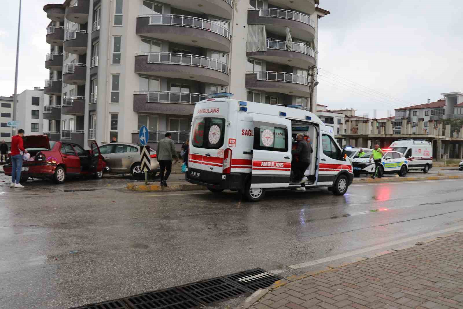 yagisli-hava-ve-surat-kazayi-beraberinde-getirdi-1i-agir-8-yarali