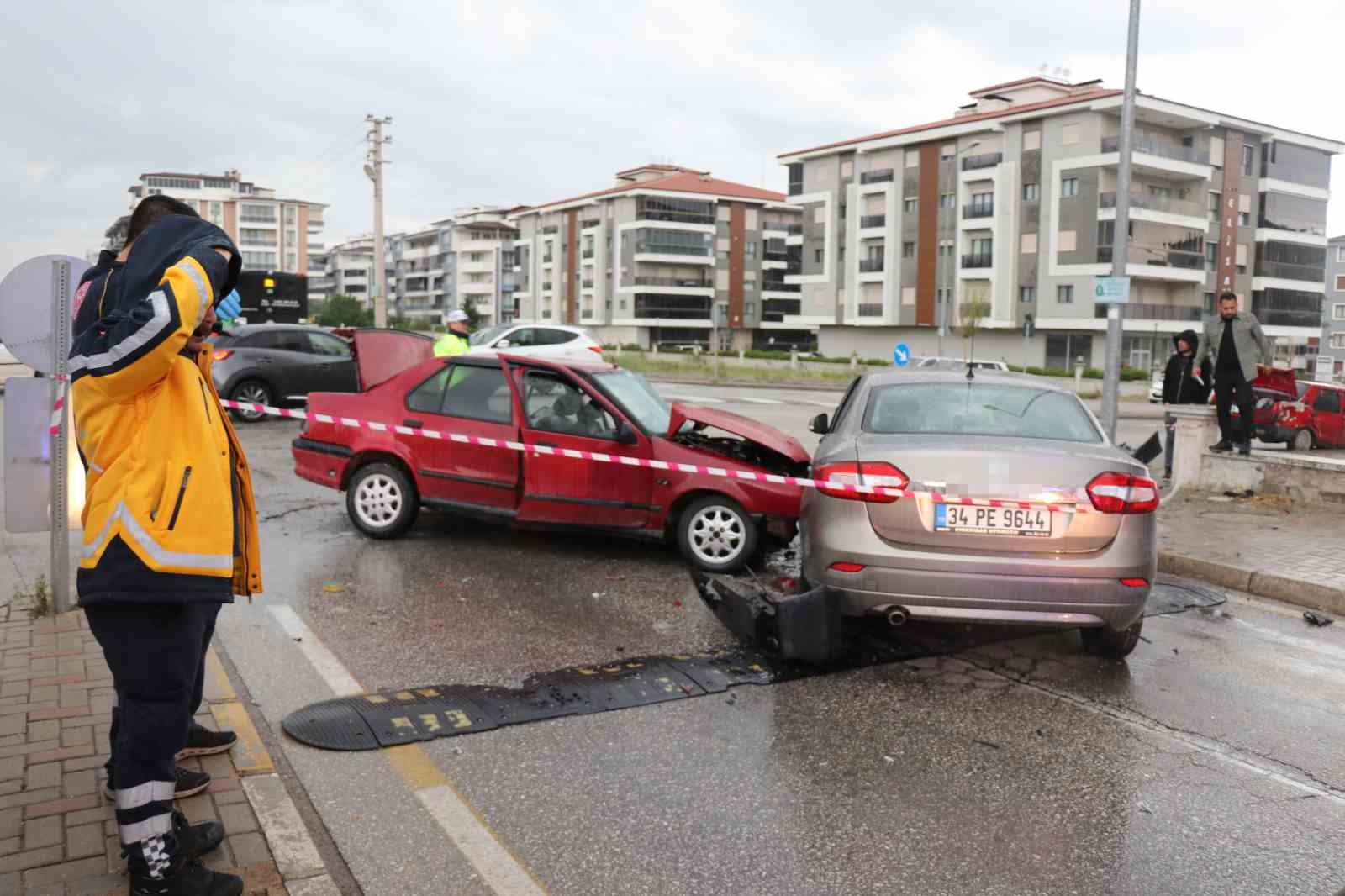 yagisli-hava-ve-surat-kazayi-beraberinde-getirdi-1i-agir-8-yarali