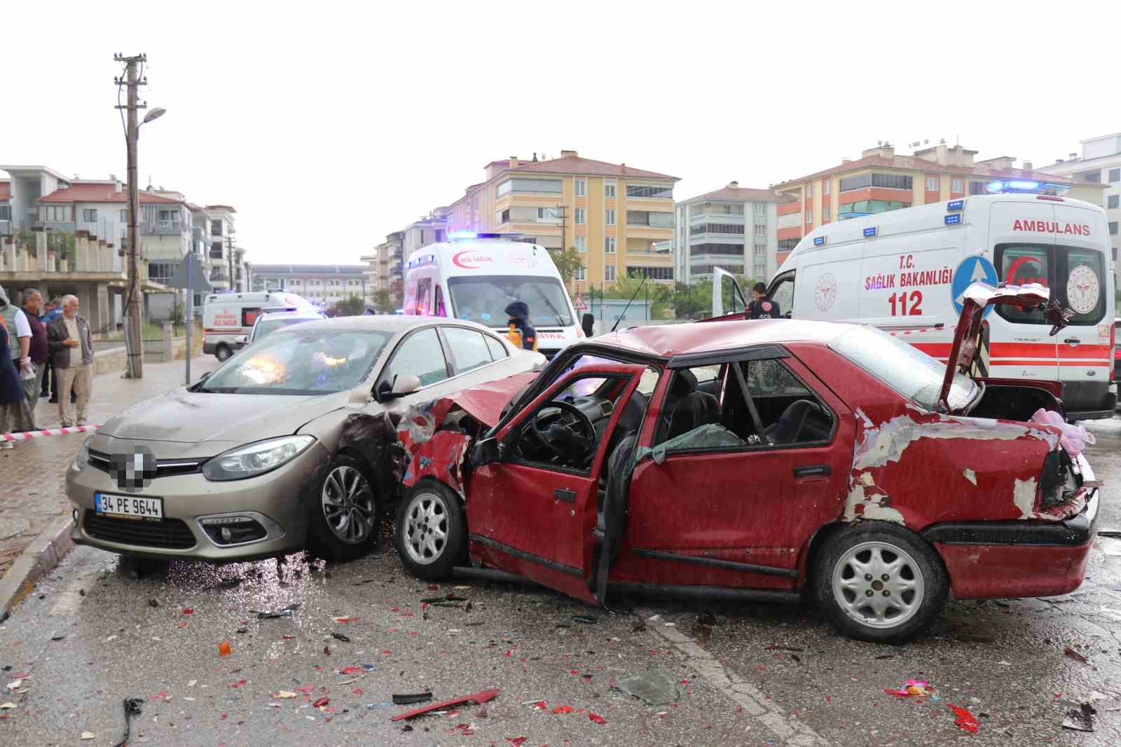 yagisli-hava-ve-surat-kazayi-beraberinde-getirdi-1i-agir-8-yarali