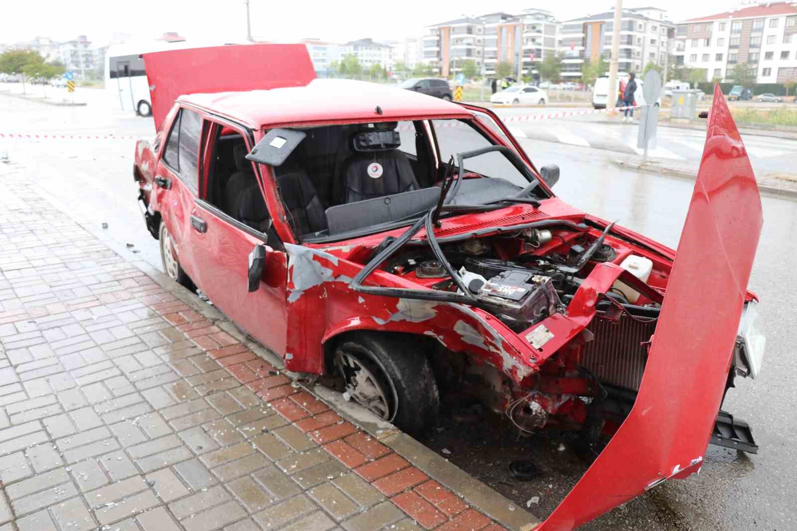 yagisli-hava-ve-surat-kazayi-beraberinde-getirdi-1i-agir-8-yarali